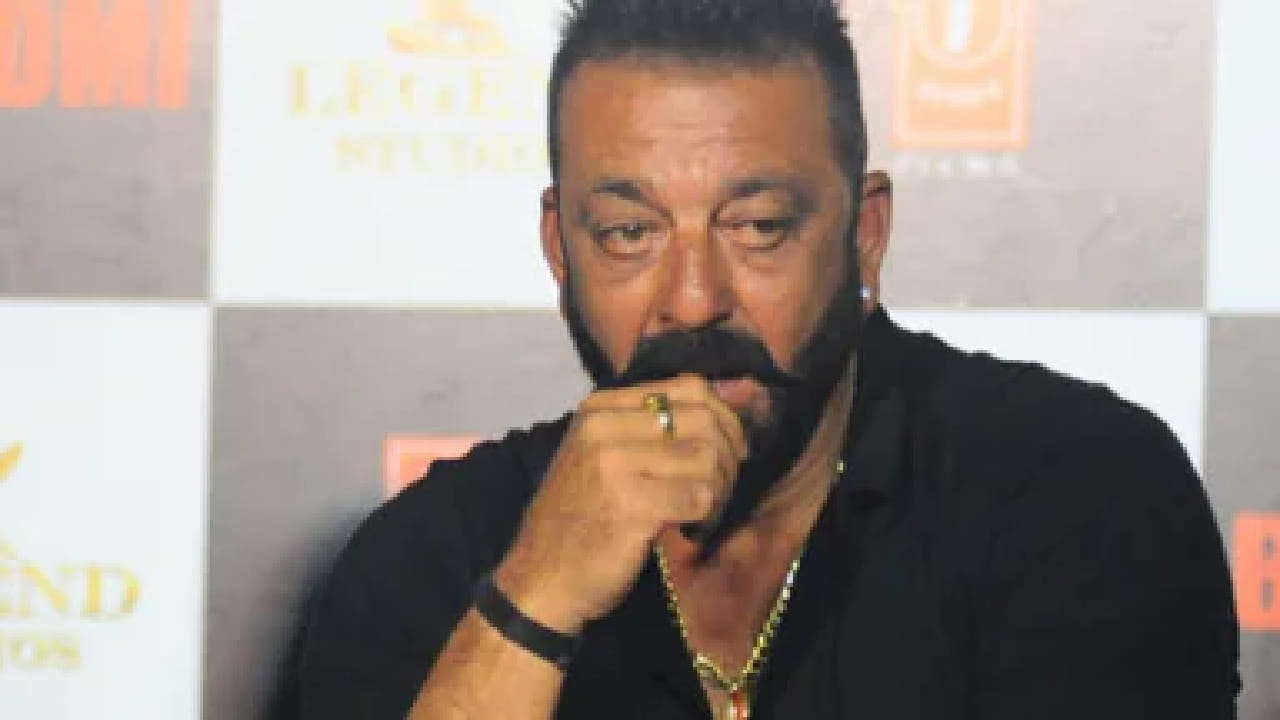 महिला आयोगासमोर संजय दत्तने जोडले हात, नेमकं काय घडलं?