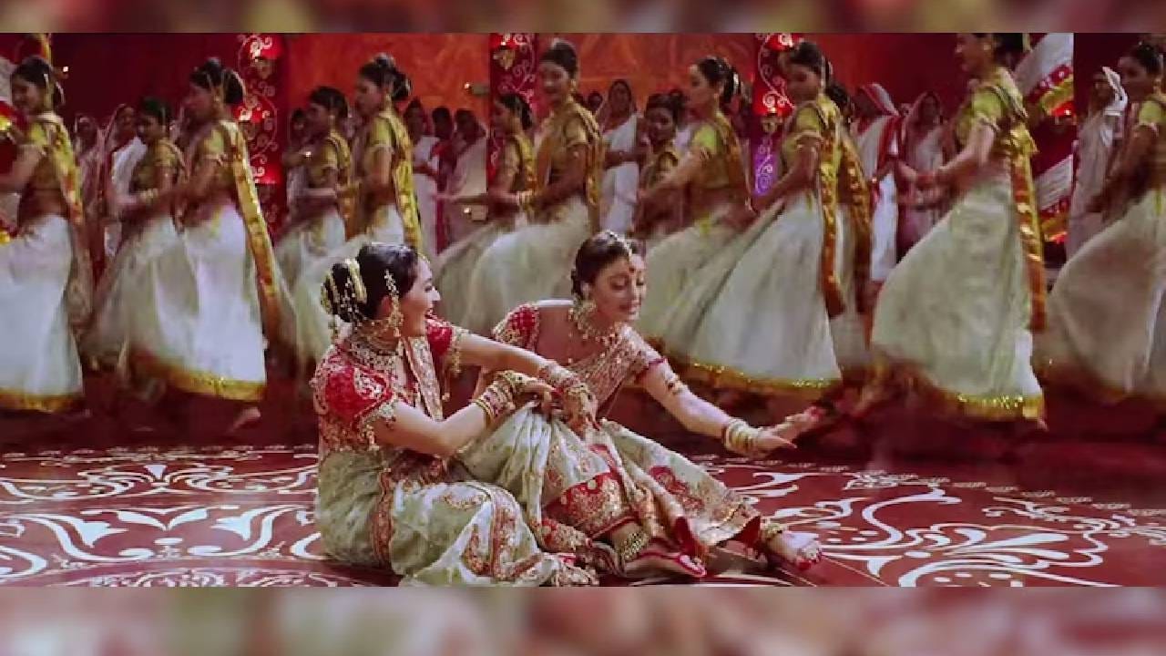 साल २००२ मध्ये प्रदर्शित झालेल्या 'देवदास' चित्रपटातील सुपरहिट गाणे 'डोला रे डोला' तुम्ही अनेकदा ऐकले असेल. या गाण्यात पारो आणि चंद्रमुखी यांच्यातील जबरदस्त टक्कर पाहायला मिळते. आनंदाच्या वातावरणामागील वेदना आणि देवदाससाठी लपलेला प्रेमभाव स्पष्ट दिसतो. या गाण्याचे बोल थेट हृदयाला स्पर्श करतात.