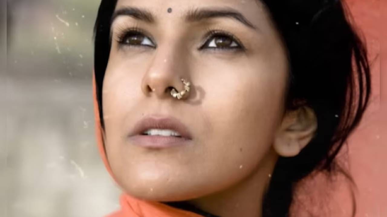 जर तुम्ही सूफी किंवा शास्त्रीय संगीताचे चाहते असाल, तर तुम्ही कैलाश खेर यांची सुपरहिट गाणी नक्कीच ऐकली असतील. त्यांचा आवाज थेट हृदयाला स्पर्श करतो. त्यांची गाणी फक्त ऐकू येत नाहीत, तर अनुभवली जातात. आपल्या करिअरमध्ये कैलाश खेर यांनी ७०० हून अधिक गाण्यांना आपला आवाज दिला आहे. या यादीत 'अल्लाह के बंदे' आणि 'रब्बा इश्क न होवे' सारखी हिट गाणी समाविष्ट आहेत. पण फारच कमी लोकांना माहिती आहे की, त्यांचे सुपरहिट गाणे 'आज मेरे पिया घर आवेंगे' रोमँटिक नाही, तर एक गहन आध्यात्मिक गाणे आहे.