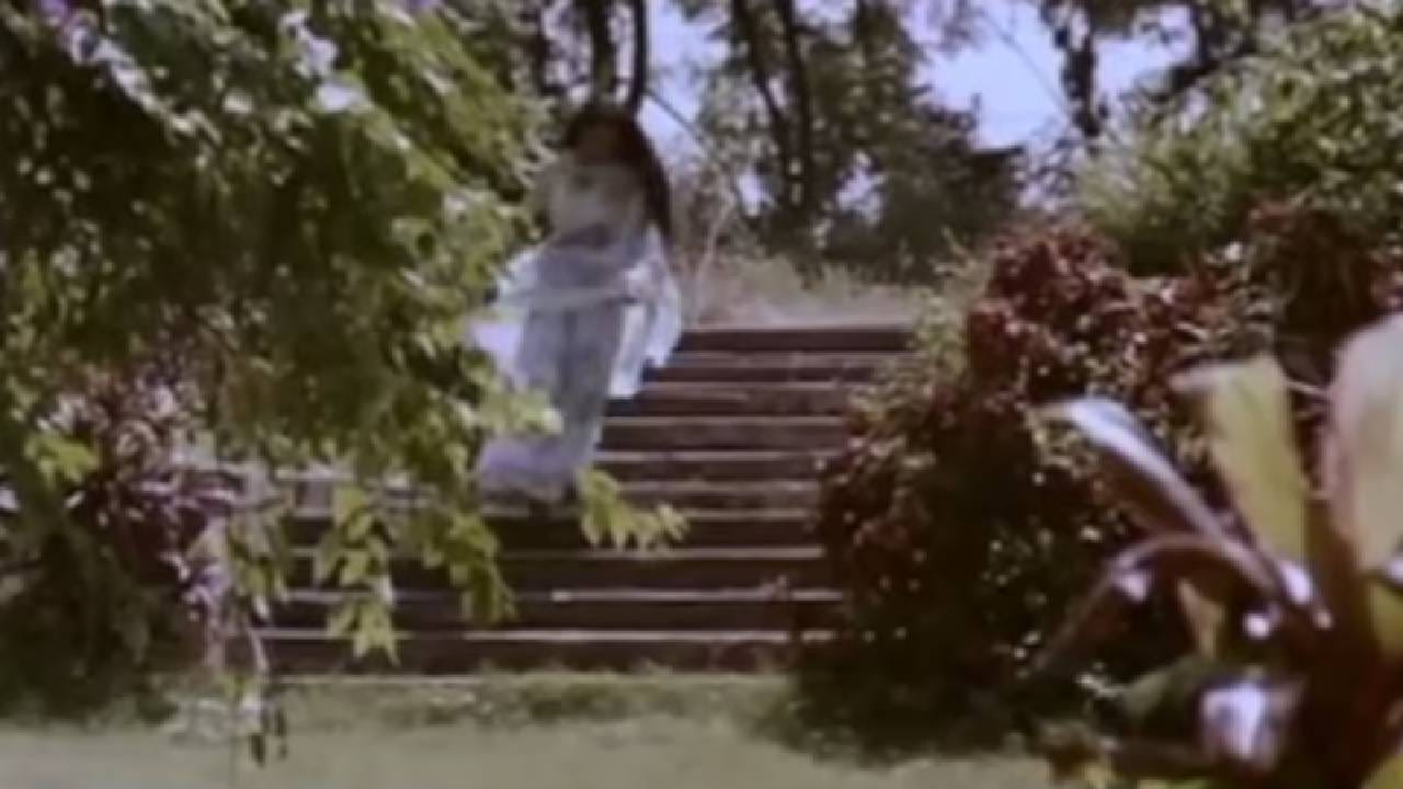 1977 मध्ये रिलीज झालेले गाणे ‘ले तो आए हो हमें सपनों के गांव में’ हे त्या काळचे एक अविस्मरणीय रोमँटिक गाणे होते. हे गाणे हेमलता यांनी आपल्या मधुर आवाजात गायले होते. या गाण्याचा प्रत्येक शब्द ऐकताक्षणी मनाला स्पर्श करतो. हे गाणे चित्रपट ‘दुल्हन वही जो पिया मन भाए’ मधील होते. याचे संगीत रवींद्र जैन यांनी दिले होते. गाण्याच्या सुरुवातीपासूनच स्वप्नांची दुनिया जाणवते, जिथे प्रेमाच्या कल्पना साकार होताना दिसतात.