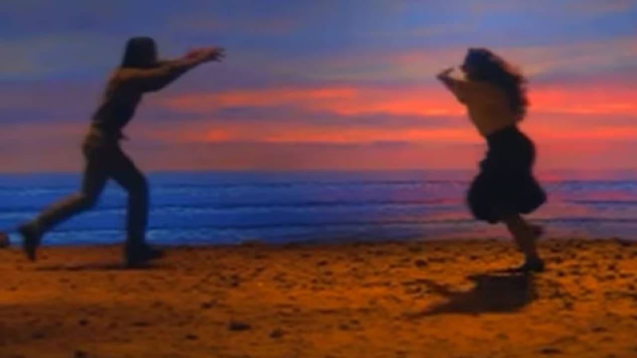 90च्या दशकातील रोमँटिक गाण्यांमधील साधे बोल, मनाला स्पर्श करणारे आवाज आणि मधुर संगीत आजही लोकांना मंत्रमुग्ध करते. लाखो लोक आजही या जुन्या गाण्यांशी जोडलेले आहेत. या गाण्यांमध्ये एक असा सच्चेपणा आणि भावना असायच्या, ज्या आजच्या वेगवान संगीतात क्वचितच पाहायला मिळतात. याच कारणामुळे 90 च्या दशकातील गाणी आजही लोकांच्या प्लेलिस्टमध्ये आहेत आणि 'जेन-झी' (Gen-Z) पिढीलाही ती तितकीच आवडतात.