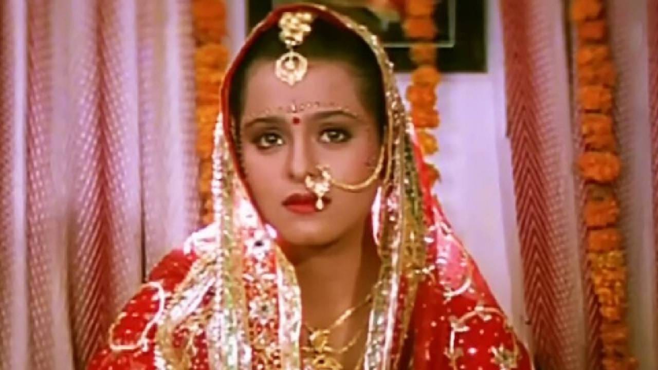 आज आम्ही तुम्हाला 90 च्या दशकातील अशाच एका 'हार्ट ब्रोकन' गाण्याबद्दल सांगणार आहोत जे प्रदर्शित होताच विरहात असलेल्या प्रेमींचे आवडते गाणे बनले. आजही हे गाणे तितक्याच आवडीने ऐकले जाते. सोनू निगम यांच्या वेदनादायी आवाजाने या गाण्याला अधिकच खास बनवले आहे. याचे संगीत निखिल-विनय यांनी दिले होते तर याचे भावूक शब्द गीतकार योगेश गौड यांनी लिहिले होते जे आजही काळजाला भिडतात.