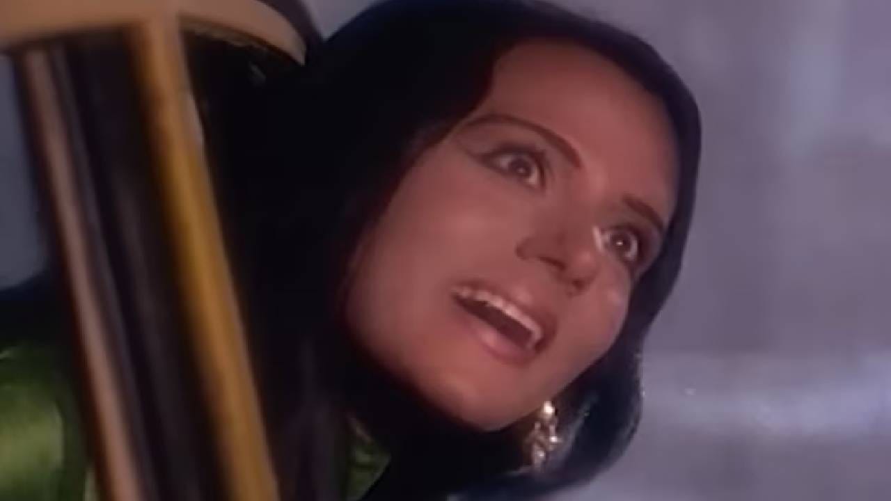 आम्ही ‘तुम जो मिल गए हो तो ये लगता है’ गाण्याविषयी बोलत आहोत. हे गाणे 1973 मध्ये रिलीज झाले होते. या गाण्याला मोहम्मद रफी आणि लता मंगेशकर यांनी आवाज दिला होता. रफी साहेबांच्या मधुर आवाजात लता जींचा छोटासा भाग याला अधिकच सुंदर बनवतो. गाण्याची सुरुवातच मनाला स्पर्श करते. हे गाणे ‘हंसते जख्म’ या चित्रपटामधील आहे जो त्या काळच्या रोमांटिक वातावरणाला उत्तम प्रकारे दर्शवतो.