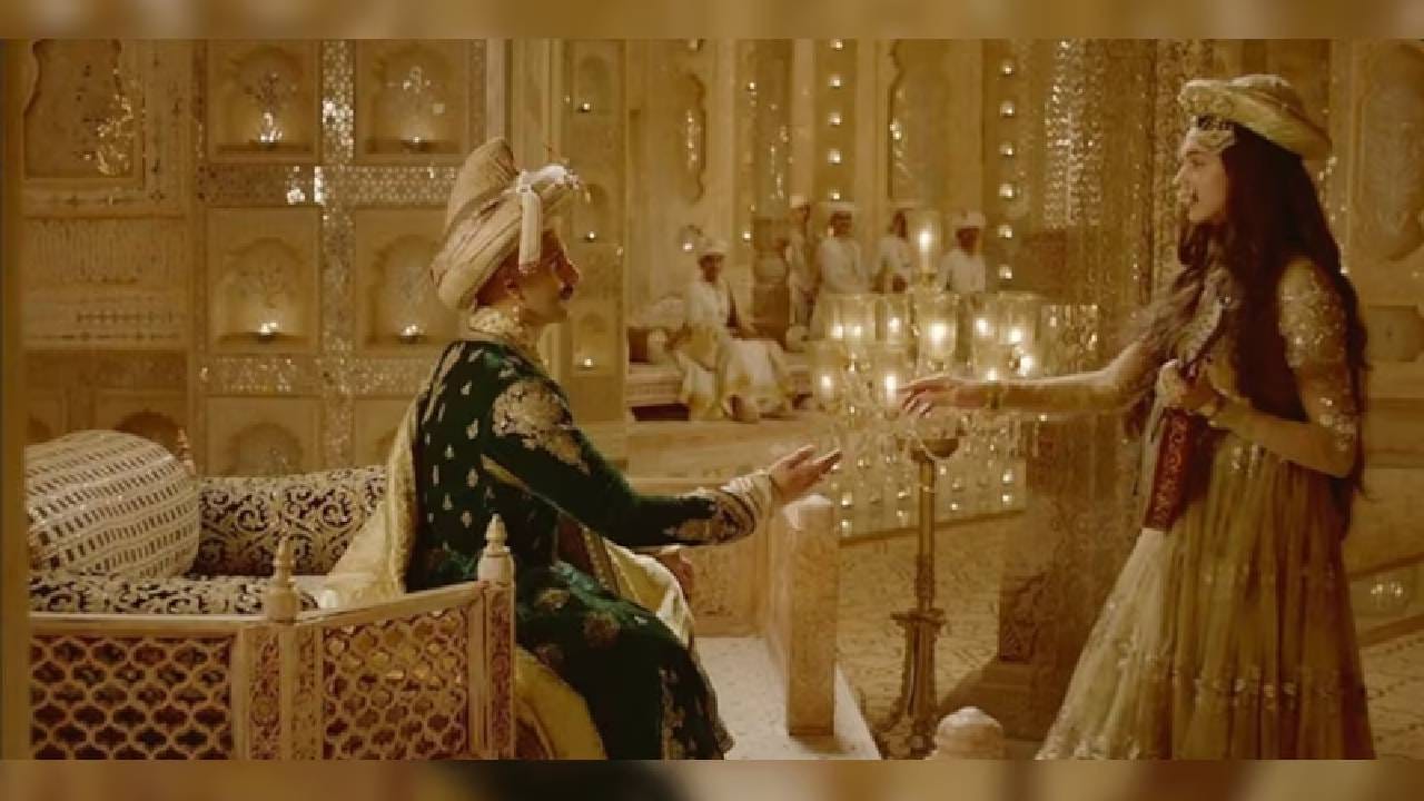 साल २०१५ मध्ये आलेल्या 'बाजीराव मस्तानी' चित्रपटातील सुपरहिट गाणे 'दीवानी मस्तानी'चे लाखो लोक दिवाने आहेत. हे गाणे प्रेमाला भक्तीसारखे दाखवते. मस्तानीचे समर्पण आणि तिचे खरे प्रेम या गाण्यात उत्तम प्रकारे व्यक्त झाले आहे. या गाण्याचा सेटही अधिक आकर्षक बनवतो.