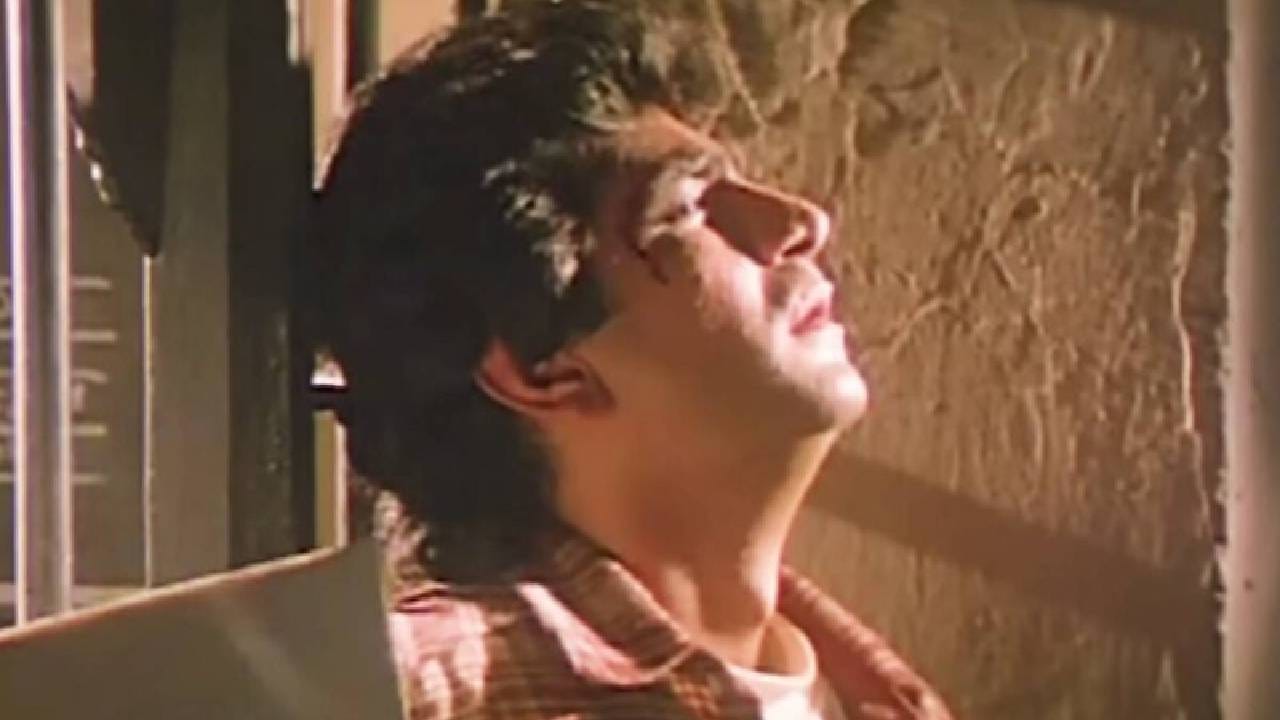 हे गाणे 1995 मध्ये प्रदर्शित झालेल्या ‘बेवफा सनम’ (Bewafa Sanam) या चित्रपटातील सर्वात सुपरहिट सॅड सॉन्ग होते ज्याचे बोल होते ‘अच्छा सिला दिया तूने मेरे प्यार का.’ हे गाणे आजही लोकांच्या मनात घर करून आहे. 90 च्या दशकात रेडिओ आणि कॅसेटवर हे गाणे सगळीकडे ऐकू यायचे. काळासोबत याची लोकप्रियता अधिकच वाढत गेली. आजही टी-सीरीजच्या यूट्यूब चॅनेलवर या गाण्याचे करोडो व्ह्यूज आहेत.