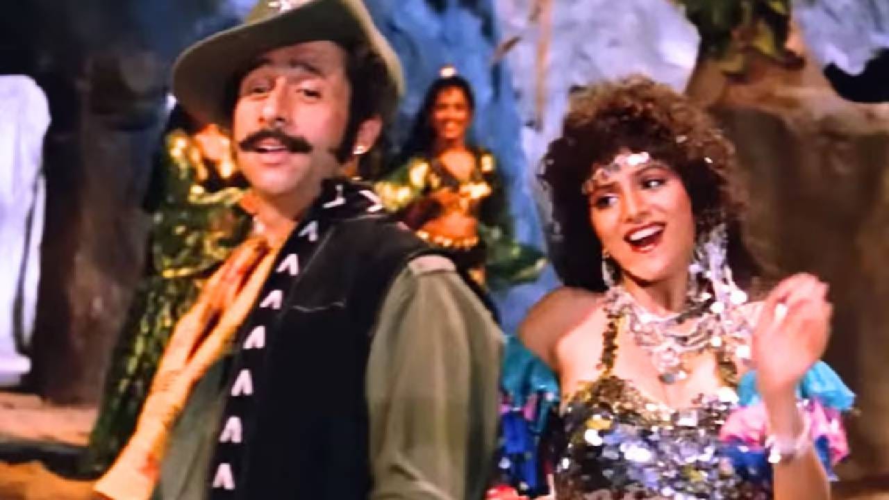 आम्ही येथे 1989 मध्ये प्रदर्शित झालेला चित्रपट ‘त्रिदेव’च्या सर्वात प्रसिद्ध गाणे ‘तिरछी टोपीवाले ओ... बाबू भोले भाले’ विषयी बोलत आहोत. या गाण्याचे बीट्स आणि बोलने लोकांचं मन जिंकलं होतं. गाणं हिट झाल्यावर लोक नसीरुद्दीन शाह आणि सोनम यांच्या डान्स स्टेप्स कॉपी करू लागले होते आणि हे गाणं सर्वत्र वाजू लागलं होतं. कॉलेज फंक्शन्स लग्न आणि पार्टींमध्ये हे गाणं हमखास ऐकायला मिळायचं. हळूहळू हे केवळ एक गाणं नव्हतं तर त्या काळाची ओळख बनलं. आजही हे गाणं वाजलं की लोक त्या जुन्या काळात परत जातात.