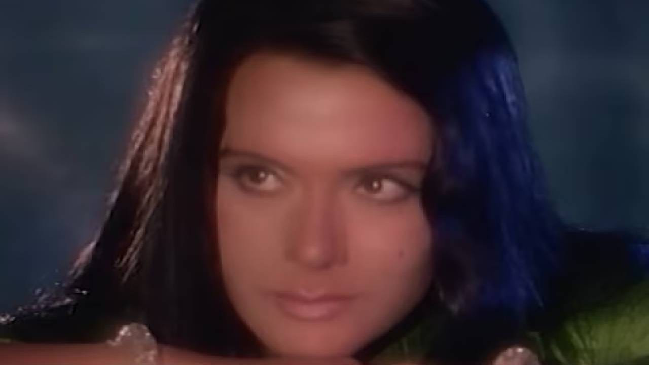 या गाण्याचे संगीत मदन मोहन यांनी कम्पोज केले होते तर बोल कैफी आजमी यांनी लिहिले होते. मदन मोहन यांच्या मधुर सूर आणि कैफी साहेबांच्या गहन शब्दांनी या गाण्याला अमरत्व प्रदान केले. रिलीज झाल्याबरोबर हे गाणे प्रचंड लोकप्रिय झाले. लोक रेडिओवर हे गाणे ऐकण्यासाठी रांगा लावत आणि प्रेमी जोड्या आपल्या प्रेमकथेशी जोडून घेत. आजही हे गाणे खूप प्रसिद्ध आहे. युट्युबवर याला लाखो व्ह्यूज मिळाले आहेत आणि जुन्या फॅन्सना हे ऐकताना नॉस्टॅल्जिया जाणवतो.