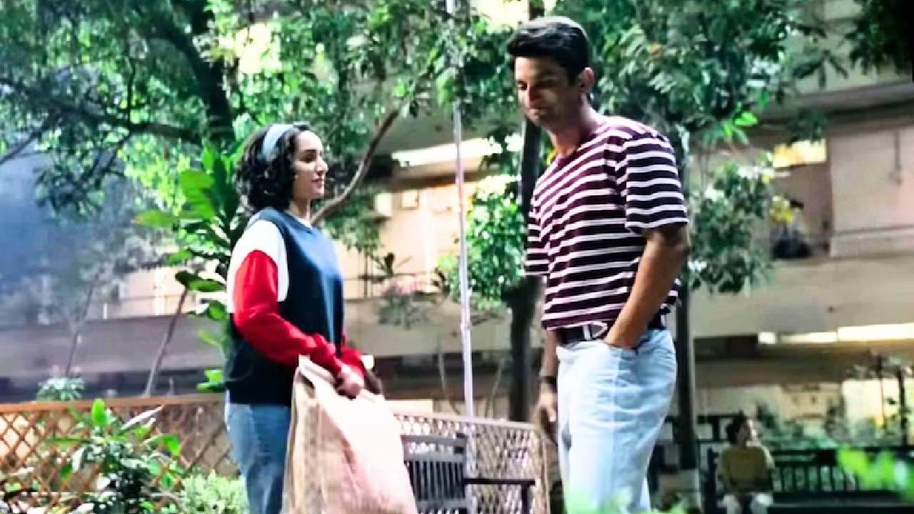 हे सुंदर रोमँटिक गाणे सुशांत सिंह राजपूत आणि श्रद्धा कपूर यांच्यावर चित्रित करण्यात आले होते. या दोघांची जोडी आणि त्यांच्या साध्या हावभावांनी गाण्याला अधिकच भावस्पर्शी बनवले. गाण्याचे सीन्स चित्रपटाच्या कथेशी जोडलेले असल्याने ते केवळ एक गाणे न वाटता कथेचा भाग वाटते. सुशांत सिंह राजपूतचे निष्पाप हास्य आणि सच्च्या अभिनयाने याला खास बनवले. त्याच्या निधनानंतर हे गाणे आणखीनच भावनिक आठवण बनले आहे. आजही जेव्हा लोक हे ऐकतात तेव्हा मनात एक वेगळीच भावना निर्माण होते. हे गाणे गेल्या 7 वर्षांपासून लोकांचे फेव्हरेट बनून राहिले आहे.