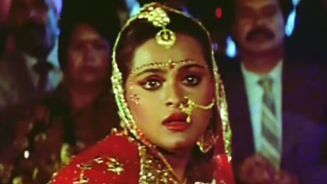 या चित्रपटाची कथा बेवफाई आणि तुटलेल्या नात्यांभोवती फिरणारी होती ज्यामुळे चित्रपटातील गाणी जास्त गाजली. ‘बेवफा सनम’ हा एक कमी बजेटचा चित्रपट होता. सुमारे २ ते ३ कोटींच्या खर्चात बनलेल्या या चित्रपटाने बॉक्स ऑफिसवर सरासरी कमाई केली होती पण याचे संगीत मात्र सुपरहिट ठरले. विशेषतः ‘अच्छा सिला दिया तूने मेरे प्यार का’ या गाण्याने चित्रपटाला एक वेगळी ओळख मिळवून दिली. आजही हे गाणे यूट्यूबवर ट्रेंड करते आणि मनातील लपलेले दुःख खरे प्रेम आणि तुटलेल्या हृदयांचा सहारा बनून राहिले आहे.