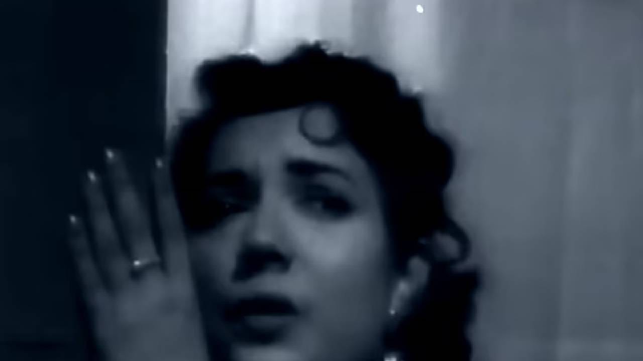 ‘CID’ हा एक क्राईम-थ्रिलर चित्रपट होता, ज्याचे दिग्दर्शन राज खोसला यांनी केले होते. तर गुरू दत्त यांनी निर्मिती केली होती. या चित्रपटातील मुख्य भूमिकांबद्दल बोलायचे झाले तर देव आनंद, शशिकला, वहीदा रहमान आणि जॉनी वॉकर सारखे कलाकार दिसले होते, ज्यांनी आपल्या अभिनयाने चित्रपटाला खास बनवले.