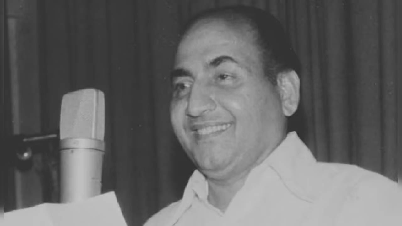 रफी साहेबांनी या गाण्यात युद्ध, द्वेष आणि संघर्षाविरुद्ध आवाज उठवला आणि मानवांना एकत्र, सौहार्दाने राहण्याचे आवाहन केले होते. हे गाणे ‘कोल्ड वॉर’च्या काळात तयार झाले होते, तरीही आज इराण-यूएस तणावाच्या पार्श्वभूमीवर ते पूर्णपणे लागू पडते. सध्या जेव्हा जगात तणाव वाढत आहे, तेव्हा हे गीत शांततेचे प्रतीक बनून समोर आले आहे. लोक ते शेअर करताना म्हणत आहेत की, जगाला युद्ध नको, तर एकमेकांशी प्रेम, समजूत आणि शांतता हवी आहे. गाण्यातील ओळ – “We want no hate, we want no strife… आम्हाला द्वेष नको, आम्हाला कलह नको, कारण आम्ही प्रेम आणि जीवनासाठी जन्मलो आहोत” – आजच्या परिस्थितीशी अगदी जुळते.