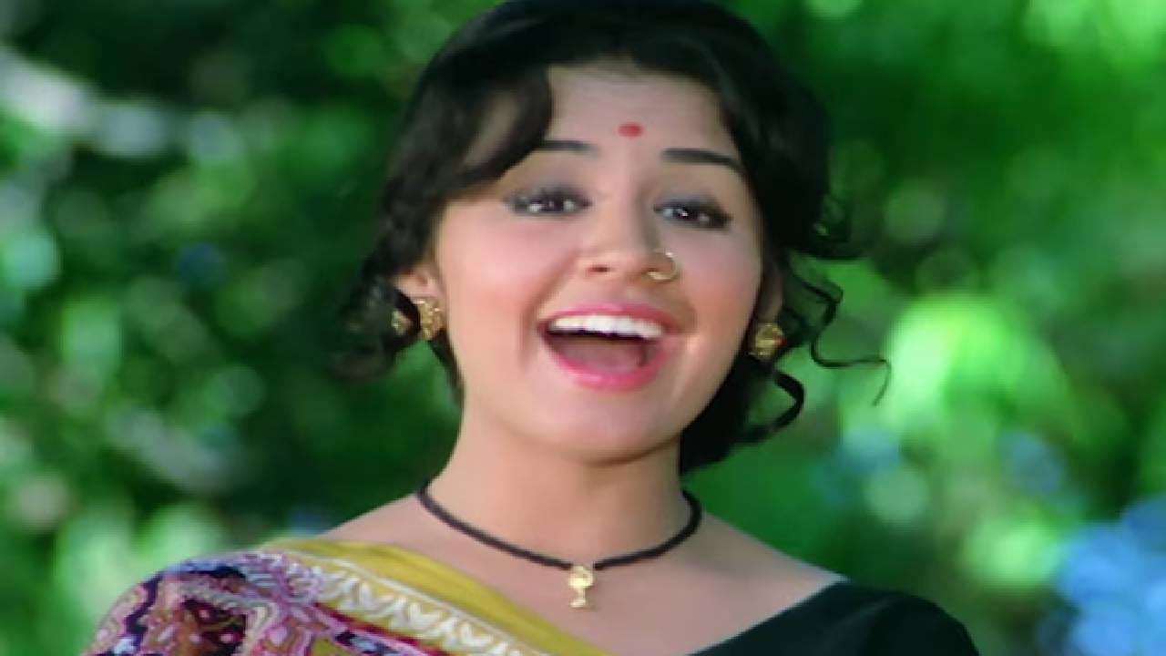 जुन्या काळातील गाण्यांची एक खास गोष्ट होती, भावना खूप स्पष्ट आणि प्रामाणिकपणे दाखवले जायचे. विशेषतः स्त्री पात्रांच्या भावना अतिशय प्रेमळ आणि सुंदर अंदाजात प्रेक्षकांसमोर मांडल्या जायच्या. कॅमेराही जास्त दिखावा करणारा नसायचा, ज्यामुळे गाणे आणि कहाणी दोन्ही मनाच्या अगदी जवळ जायचे. याच कारणामुळे त्या काळातील अनेक गाणी फक्त हिट नव्हती, तर लोकांच्या आठवणींचा अविभाज्य भाग बनली. आज जेव्हा तीच गाणी मोबाईल आणि इंटरनेटवर उपलब्ध आहेत, तेव्हा नव्या पिढीही त्यांच्याशी जोडली जाते. हाच साधेपणा त्यांना कायमचे खास बनवतो.