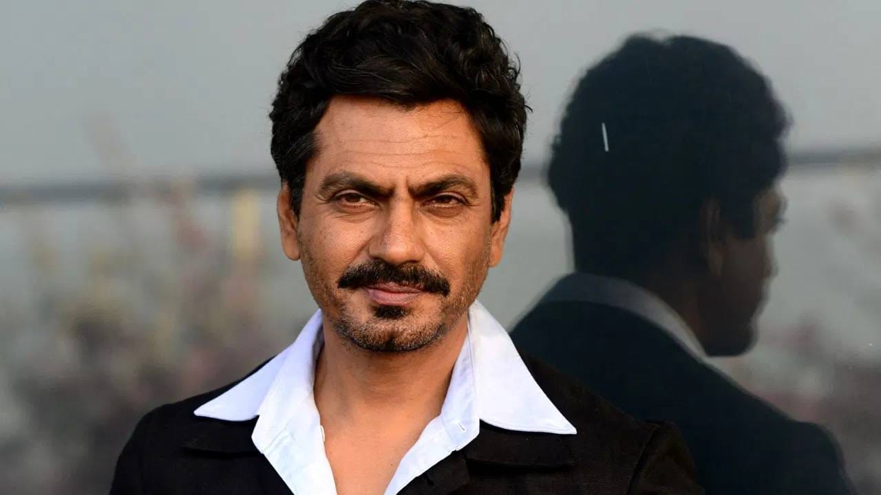 ETimes दिलेल्या मुलाखतीत  नवाजुद्दीन सिद्दिकी चित्रपटाबद्दलची त्याची मत, सह कलाकार यांच्याबद्दल व्यक्त झाला. नवाजुद्दीन सिद्दिकी मूळचा हिंदीतला अभिनेता. पण त्याला मराठी चित्रपट सृष्टी गाजवणारे दादा कोंडके यांच्याबद्दल प्रचंड आकर्षण आहे. त्यांच्याबद्दल तो मुलाखतीत भरभरुन बोलला. 