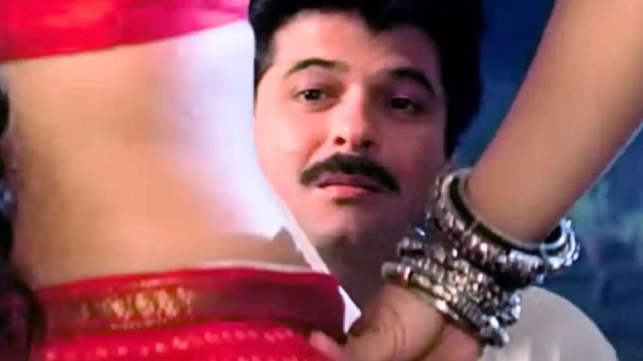 1990 च्या दशकात बॉलिवूडमध्ये अनेक गाणी अशी आली, ज्यांनी प्रेक्षकांवर खोल प्रभाव टाकला. मात्र काही गाणी अशीही होती, ज्यांनी लोकप्रियतेसोबतच वादही ओढवून घेतले.