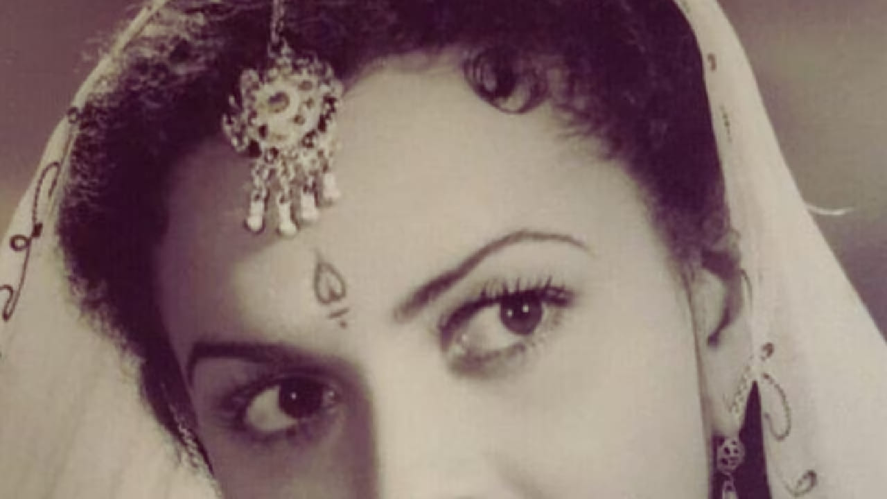 अशीच एक अभिनेत्री म्हणजे कुक्कू मोरे. या केवळ अभिनेत्री नव्हत्या तर त्या त्या काळातील सर्वाधिक लोकप्रिय डान्सिंग स्टार्सपैकी एक होत्या. त्यांनी 1946 साली अरब का सितारा या चित्रपटातून आपल्या करिअरची सुरुवात केली. त्यांनी अनेक चित्रपटांमध्ये आयटम डान्स आणि सहाय्यक भूमिका साकारत स्वतःची वेगळी ओळख निर्माण केली.