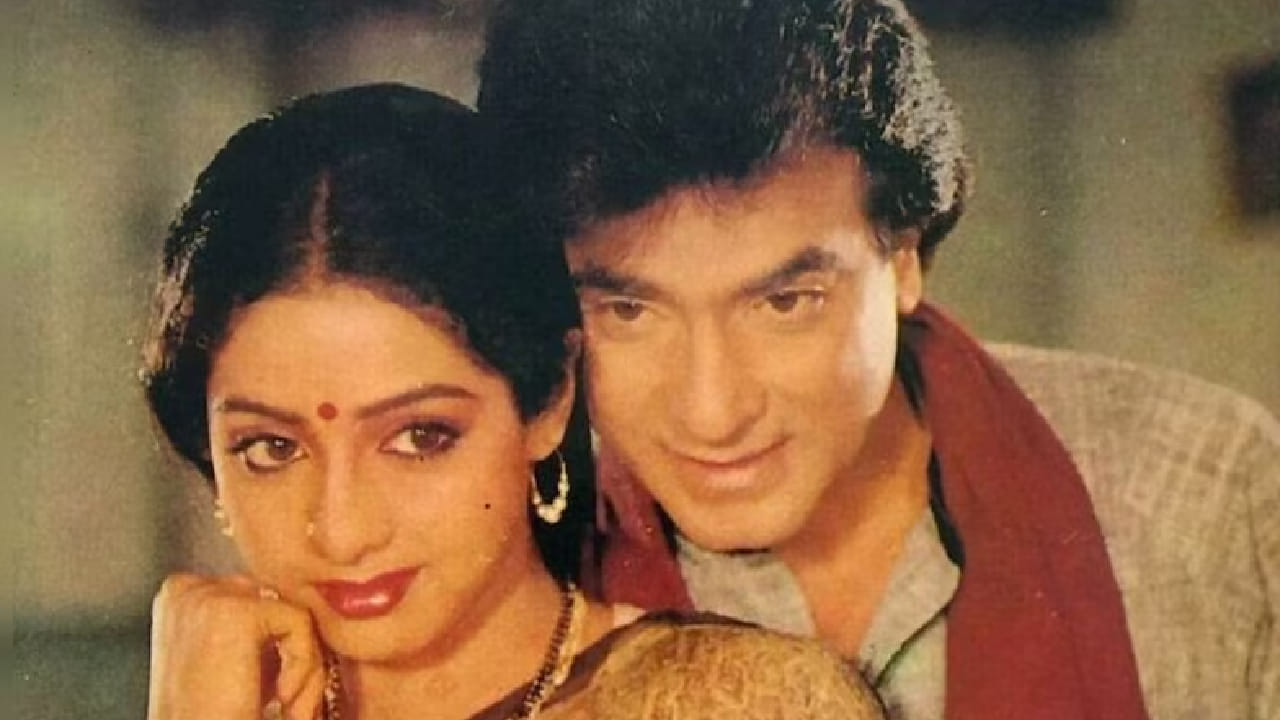 त्या काळात संध्या यांच्यावर एक सीन शूट होणार होता, ज्यात उंटावरून उडी मारायची होती. हा सीन धोकादायक असल्याने दिग्दर्शक अशा व्यक्तीच्या शोधात होते, जी संध्यासारखी दिसेल आणि तो सीन करू शकेल. त्यावेळी जितेंद्र यांनी कोणताही विचार न करता हा सीन करण्यासाठी पुढाकार घेतला.