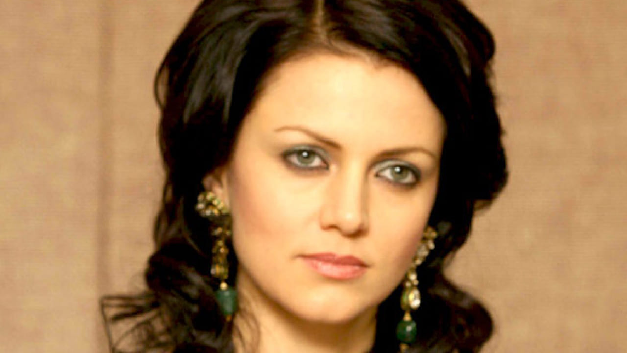 2003 साली तिच्या आयुष्यात मोठा टर्निंग पॉइंट आला. दम या चित्रपटातील ‘बाबूजी जरा धीरे चलो’ या गाण्यामुळे ती रातोरात प्रसिद्ध झाली. या गाण्याने तिला प्रचंड लोकप्रियता मिळवून दिली आणि लोकांना चित्रपटापेक्षा याना गुप्ता अधिक लक्षात राहिल्या. त्यानंतर तिला बॉलिवूड आणि साउथ सिनेमात अनेक आयटम नंबर मिळाले. 