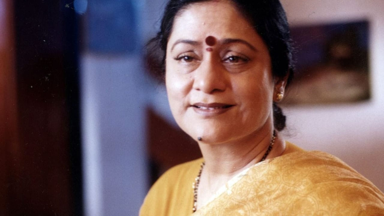 अनेक अभिनेत्रींनी पडद्यावर खडूस सासूची भूमिका इतक्या ताकदीने साकारली की प्रेक्षकांच्या मनात त्यांची वेगळीच छाप पडली. चला तर मग जाणून घेऊयात अशाच पाच सासूंच्या भूमिका साकारणाऱ्या अभिनेत्रींबद्दल.