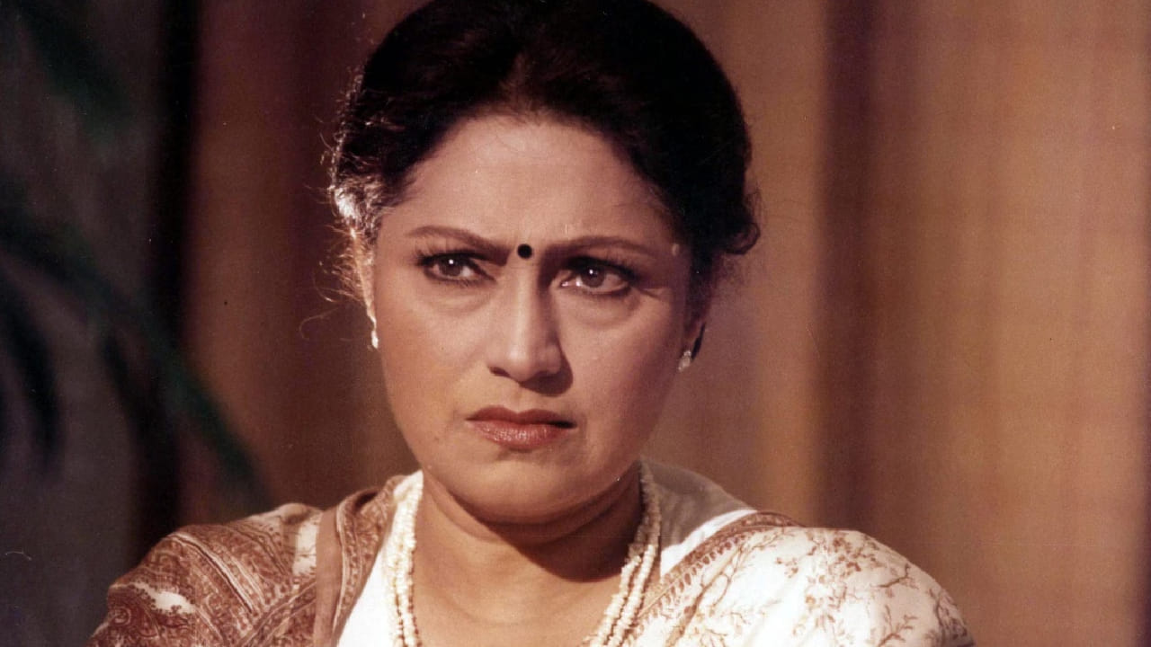 इंडस्ट्री असो किंवा सामान्य आयुष्य, सासू-सुनेचं नातं नेहमीच गुंतागुंतीचं आणि कधी कधी तणावपूर्ण मानलं जातं. बॉलिवूड चित्रपटांमध्ये या नात्याचं नाट्यमय आणि प्रभावी चित्रण केलं गेलं आहे. 