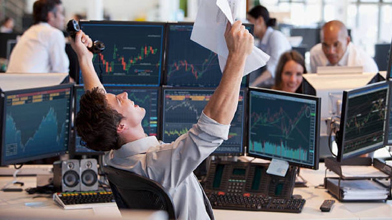 संवर्धन मदरसन इंटरनॅशनल कंपनीने नोव्हेंबर  1997, जुलै 2000, जानेवारी 2005, मे 2007, ऑगस्ट 2012, नोव्हेंबर 2013, जून 2015, मे 2017, सप्टेंबर 2018, ऑगस्ट 2022 आणि मे 2025 मध्ये बोनस शेअर दिला आहे. 1997 मध्ये ज्यांनी 100 शेअर खरेदी केले, त्यांच्याकडे आता 8600 हून अधिक शेअर आहेत. 