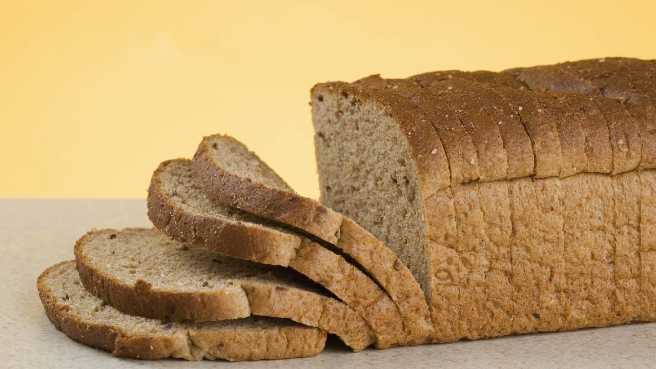 आजकाल बहुतांश लोकं ब्रेड खातात. 15 दिवसांतून किंवा आठवड्यातून एकदा तरी ब्रेड खाल्ला जातो. जर तुम्ही कधी ब्रेडचं पॅकेट उघडलं असेल, तर तुमच्या लक्षात आलं असेल की त्यातले पहिला आणि शेवटचा स्लाईस, बाकीच्या स्लाईसपेक्षा थोडे वेगळे दिसतात. ब्रेडचा पहिल व शेवटचा स्लाईस रंगाने थोडा गडद असतो , त्याच्या कडा कडक असतात आणि त्यांचा आकारही वेगळा असतो. बऱ्याच लोकांना ते स्लाईस खायवा आवडत नाहीत आणि त्यामुळेचे हे स्लाईस सहसा बाजूला ठेवले जातात. पण ब्रेडचे हे स्लाइस असे बनवण्यामागेही विशेष, रंजक कारण आहे. (All Photos : Getty Images)