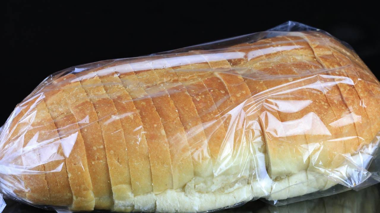 आपण आपल्या दैनंदिन जीवनात अनेक गोष्टी फारसा विचार न करता वापरतो. पण जेव्हा त्या  सामान्य वस्तू बारकाईने पाहतो, तेव्हा आपल्याला त्यामागील विज्ञान आणि त्याचं उपयोग लक्षात यतो. पाव आणि केक हे असेच पदार्थ आहेत, जे आजकाल प्रत्येक स्वयंपाकघराचा भाग असतात, पण त्यांच्या रचनेमागेही एक विशेष विचार, कारण असतं. 