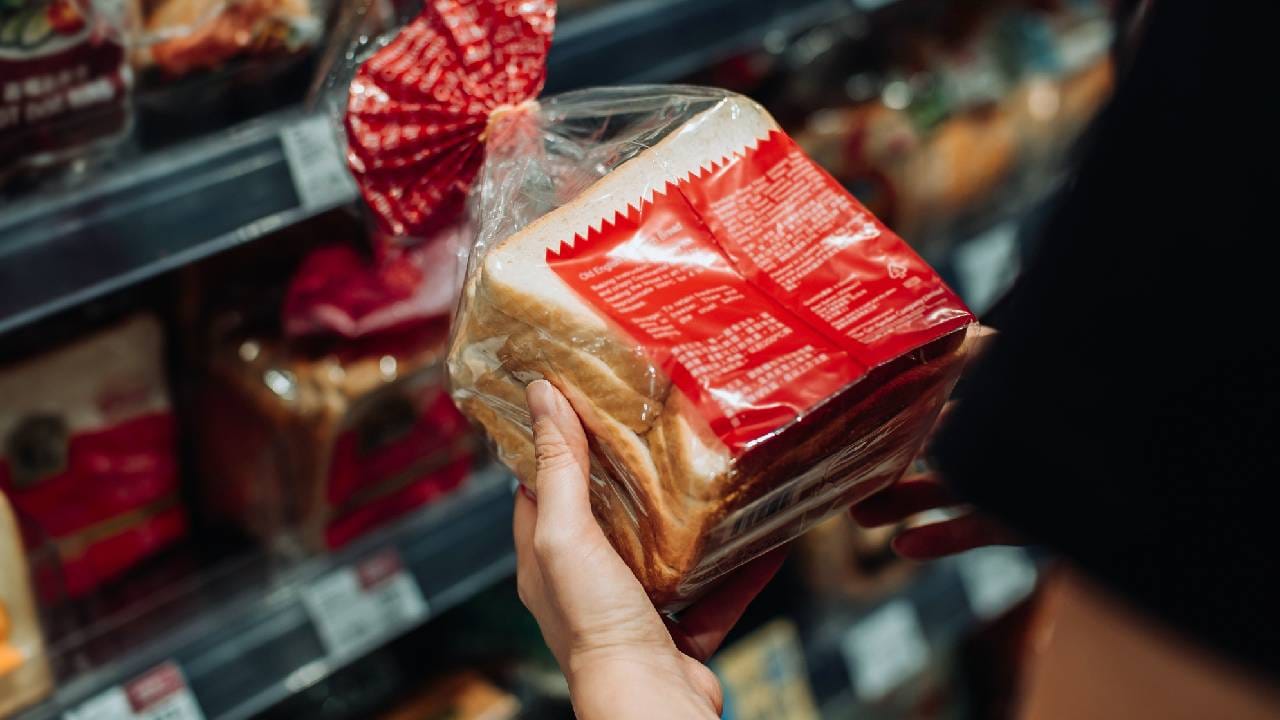 सँडविच, टोस्ट, बर्गर किंवा गोड पदार्थांमध्ये ब्रेड आणि केकचा मोठ्या प्रमाणावर वापर केला जातो. ते सर्व वयोगटातील लोकांना आवडतात. पण फार कमी लोकांना हे माहीत असेल की ब्रेडच्या पॅकेटमधील पहिली आणि शेवटची स्लाइसही वेगळी असण्यामागे काही चूक नव्हे तर खास कारण असतं, तो बेकिंग प्रक्रियेचा एक नैसर्गिक परिणाम असतो.