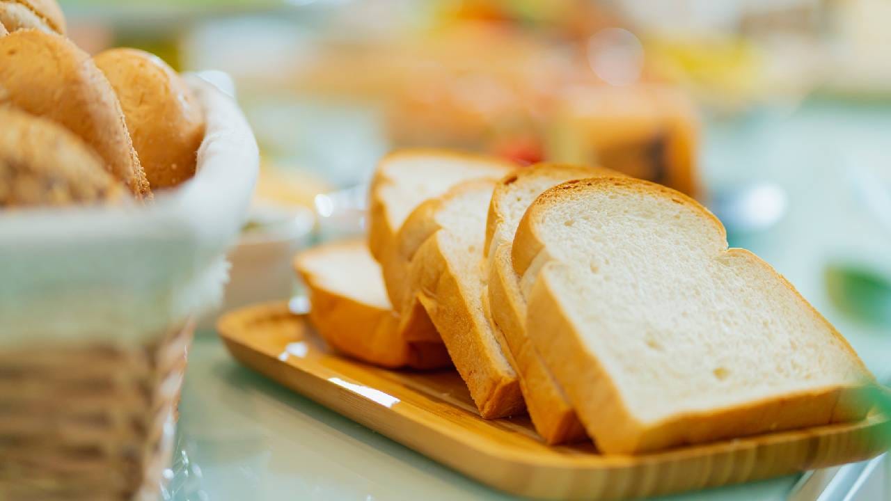 म्हणूनच पुढच्या वेळी जेव्हा तुम्हाला ब्रेडचा पहिला किंवा शेवटचा तुकडा वेगळा दिसेल, तेव्हा तो निरुपयोगी समजून फेकून देण्यापूर्वी त्याचे महत्त्व लक्षात ठेवा. तो केवळ वेगळा दिसणारा एक तुकडा नाही, तर ते एक नैसर्गिक संरक्षक कवच असतं, ज्यामुळे पाव ताजा राहतो. 