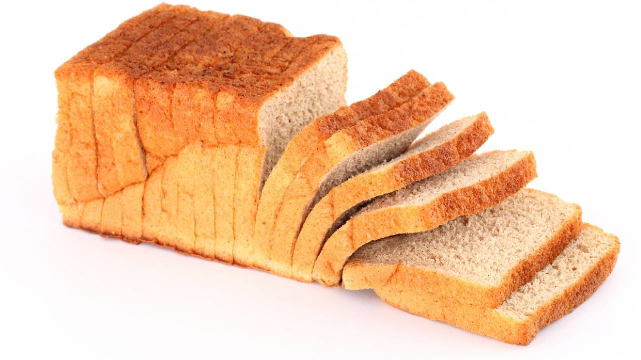 पाव उघडल्यानंतर कडेचे हे काप देखील खूप उपयोगी पडतात. ते  हवा नआत पोहोचण्यापासून रोखतात, ज्यामुळे मधले स्लाईस हे लवकर सुकत, कोरडे पडत नाही नाहीत. यामुळेच पाव जास्त काळ ताजा आणि मऊ राहतो.