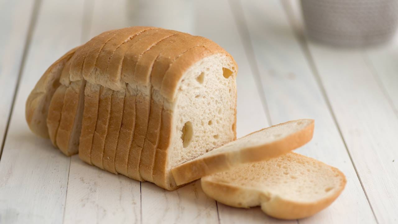 Why bread slices are different :  पहिला आणि शेवटचा, ब्रेडचे 2 स्लाईस का असतात वेगळे ? नेहमी खाणाऱ्यांनाही माहीत नसेल हे कारण
