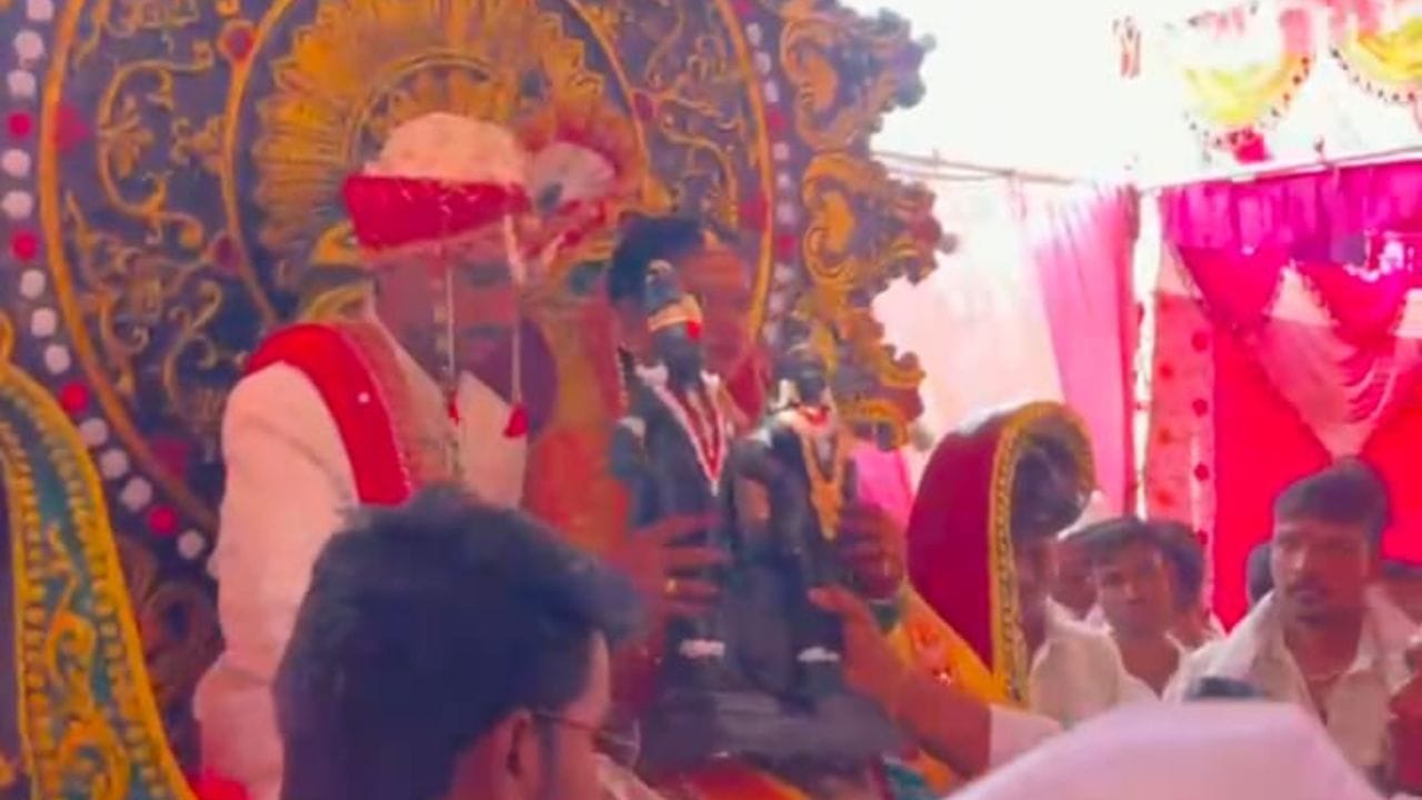 वैष्णवीच्या या जिद्दीचे सर्वत्र कौतुक होत असून, इतर मुलींनीही शिक्षणाला प्राधान्य देत स्वतःच्या पायावर उभे राहावे, असा प्रेरणादायी संदेश या घटनेतून मिळत आहे.