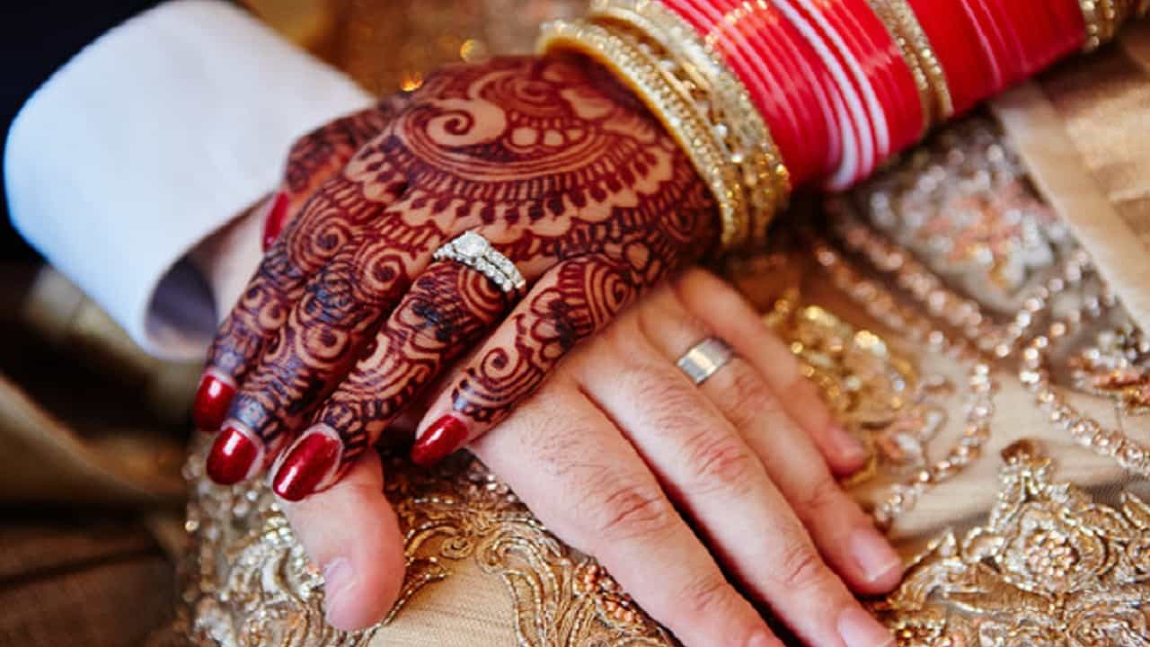 हनिमूनच्या रात्रीच नवऱ्याने बायकोला सोपवलं 5 पुरुषांकडे...; 22 वर्षीय तरुणीसोबत घडली अंगावर काटा आणणारी घटना