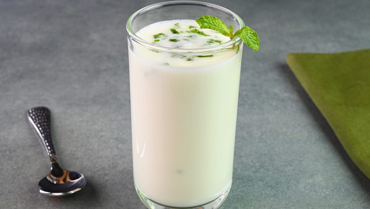 ताक हे खिशाला परवडणारे अमृत म्हणून ओळखले जाते. उन्हाळ्यात दह्यापासून बनवलेले ताक हे सर्वोत्तम पेय आहे. यामध्ये जिरे पूड आणि काळे मीठ टाकल्यास ते केवळ शरीराला थंडावाच देत नाही, तर पचनशक्ती देखील सुधारते.