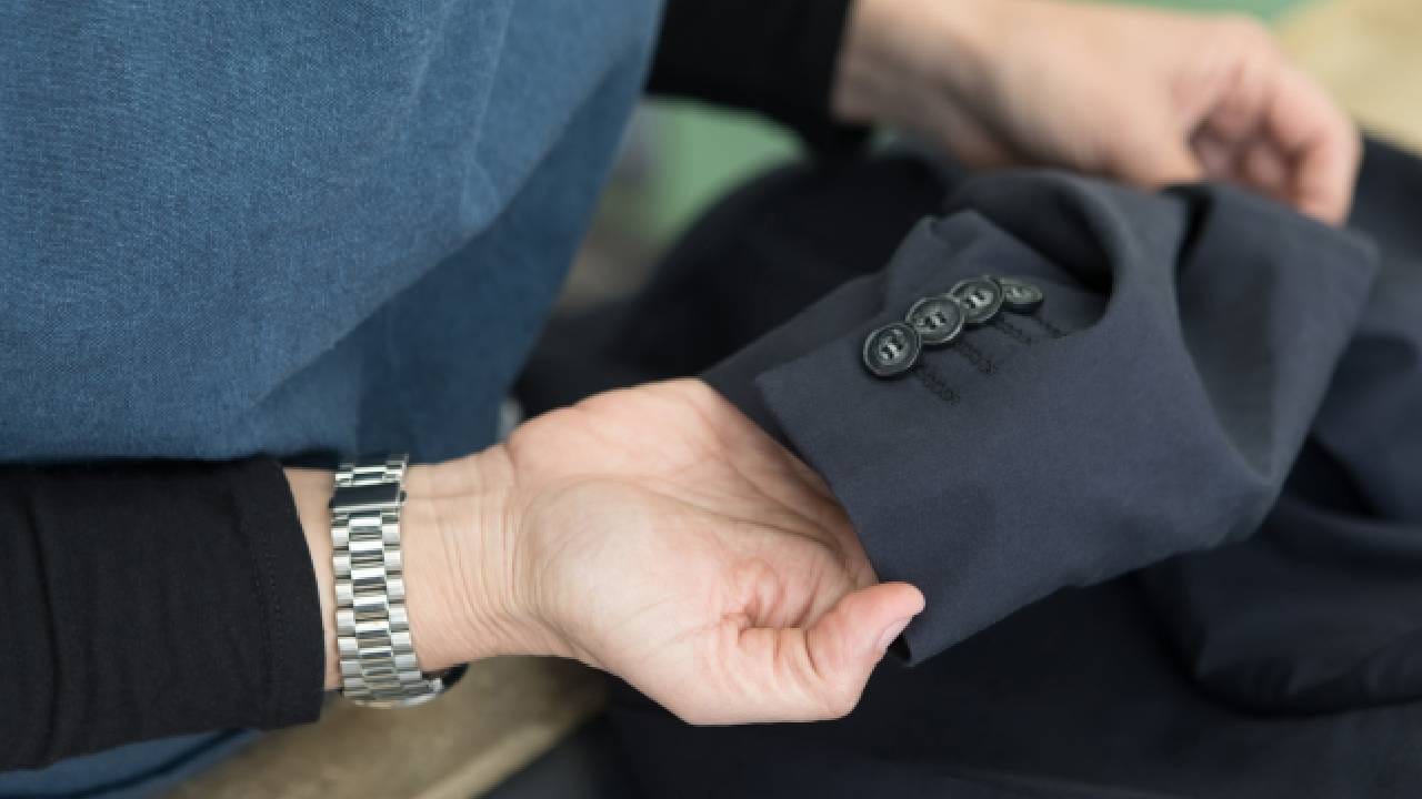 तसंच चार छिद्रांची बटणे अधिक चांगली दिसतात. कपड्यांच्या डिझायनर्सना अनेकदा असं वाटतं की बटणे केवळ कामासाठी नसावीत, तर त्यामुळे कपड्यांचं सौंदर्यही वाढावं.