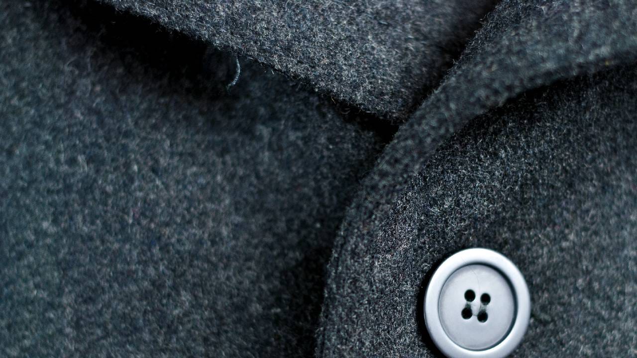 दैनंदिन जीवनात आपण रोज वेगवेगळ्या पद्धतीचे कपडे घालतो. पण अनेक लहानसहान गोष्टींकडे आपले लक्ष जात नाही. त्यापैकीच एक म्हणजे बटण. तुमच्या लक्षात आले असेल की बहुतेक शर्ट आणि कपड्यांच्या बटणांना चार लहान छिद्रे असतात. पण बहुतेक कपड्यांच्या बटणांना फक्त चारच छिद्रे का असतात, असा प्रश्न तुम्हाला कधी पडला आहे का ? कारण, 4 ऐवजी 2-3 किंवा थोडी जास्तही छिद्रंही असू शकली असती ना. (Photo - Getyy Images) 