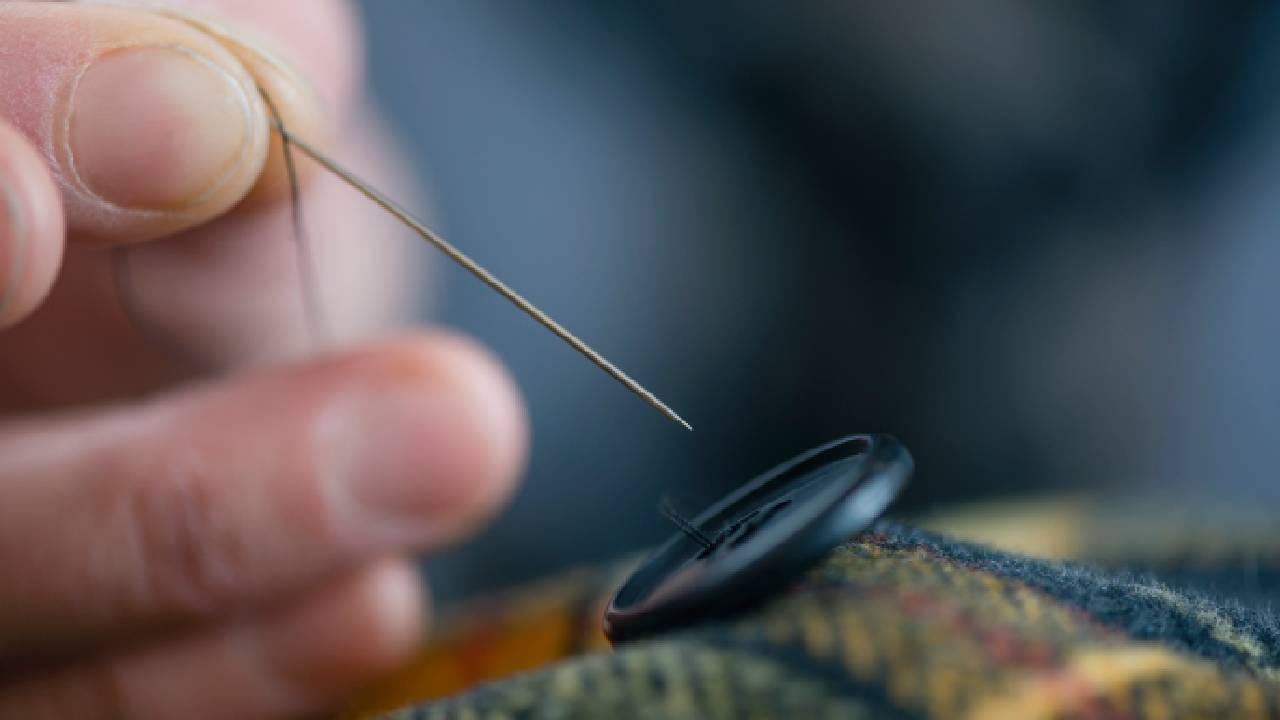 चार छिद्रे असल्यामुळे शिंप्यालाही बटण शिवणं सोपं जातं. तो धागे क्रॉस करून किंवा समांतर ओवू शकतो, ज्यामुळे बटण कापडाला अधिक घट्ट बसण्यास मदत होते.