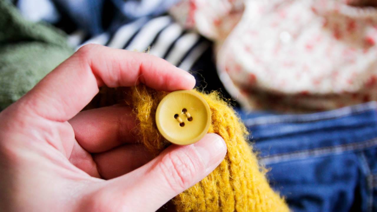 जर बटणाला फक्त दोन छिद्रं असती, तर ते सैल होऊन तुटण्याची शक्यता जास्त असती. म्हणजेच चार छिद्रांच्या रचनेमुळे बटण अधिक मजबूत होतं.