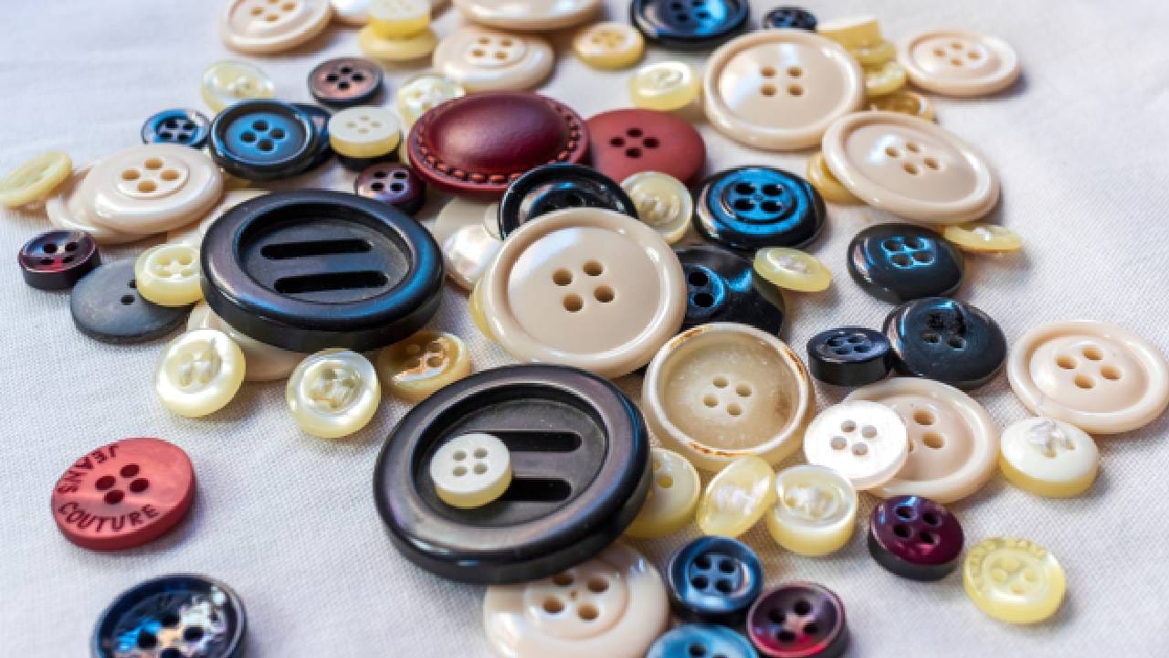 खरंतर बटणामध्ये ही जी 4 छिद्र असतात, ती यासाठी असतात की,  सुरक्षितपणे दोरा ओवला जावा. जेव्हा दोरा या चार छिद्रांमधून जातो, तेव्हा बटण कापडाला घट्ट बसते आणि सहजपणे तुटत नाही किंवा सैल होत नाही.