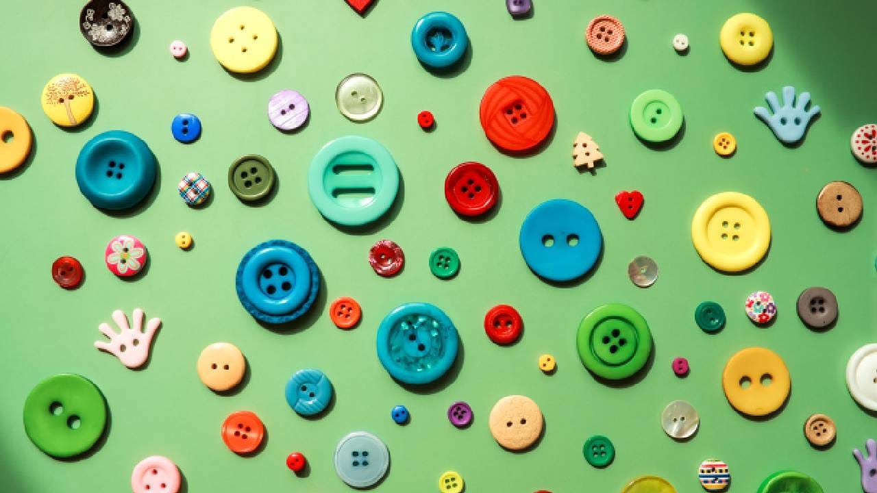 पण प्रत्येक बटणाला चार छिद्रं असावीत असं नाही. काही बटणांना दोन छिद्रे असतात आणि बऱ्याच बटणांच्या मागे एक लहान दांडा असतो, तरीही चार छिद्रांची बटणे ही सामान्यतः शर्ट आणि रोजच्या कपड्यांसाठी वापरली जातात.