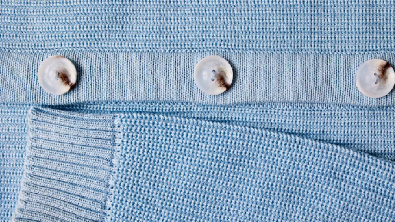 जर हे तुमच्या कधी लक्षात आले नसेल, तर आज आपण त्यामागचं कारण जाणून घेऊया. कपड्यांच्या बटणांना चार छिद्रं किंवा चार भोकं असण्यामागे एक खूपच रंजक कारण आहे.