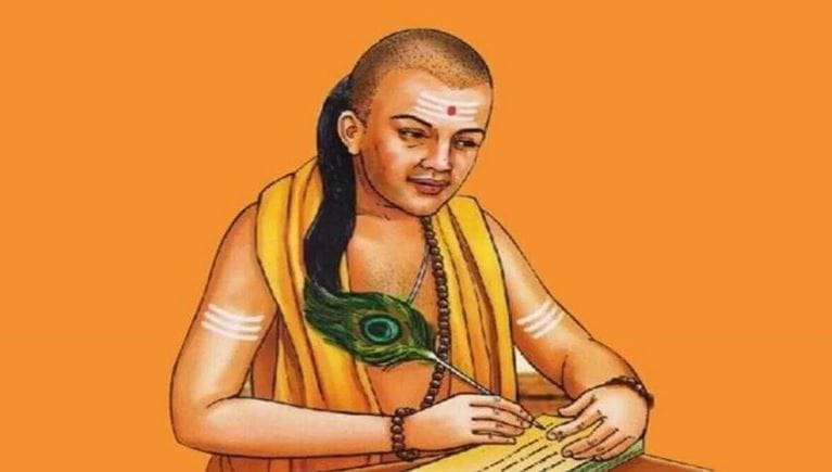 आचार्य चाणक्य यांच्यानुसार एखाद्या घरात आर्थिक परिस्थिती कठीण होणार असल्याचे काही संकेत मिळतात. घरात सतत या गोष्टी घडत असतील तर लवकरच ते कुटुंब कंगाल होणार असल्याचे समजावे, असे चाणक्य नीती सांगते. हे संकेत कोणते आहेत, ते जाणून घेऊ या...