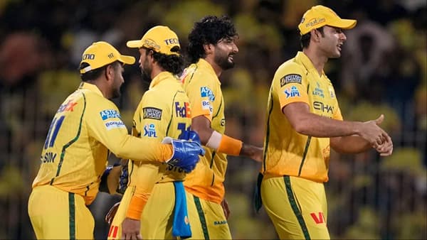 CSK IPL 2026 : चेन्नई सुपर किंग्सला मोठा झटका, भरवशाचा स्टार बॉलर संपूर्ण सीजनसाठी OUT