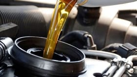 तुम्हीही ही चूक करताय का? कारचे इंजिन ऑइल आणि फिल्टर्स कधी बदलावेत...