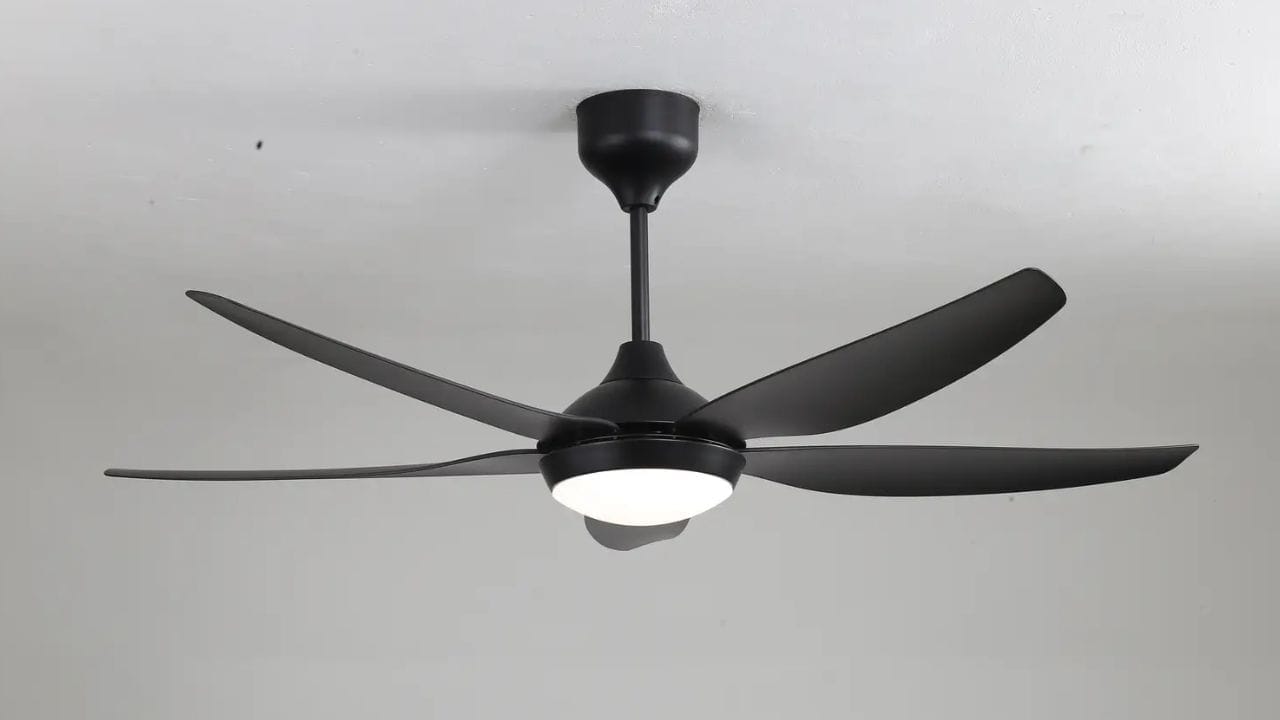 पंखा बसवताना जमिनीपासूनची उंची आणि भिंतीपासूनचे अंतर या तांत्रिक गोष्टींकडे दुर्लक्ष केल्यास हवेचा प्रवाह विस्कळीत होऊ शकतो. पंखा बसवताना त्याची जमिनीपासूनची उंची अत्यंत महत्त्वाची आहे.