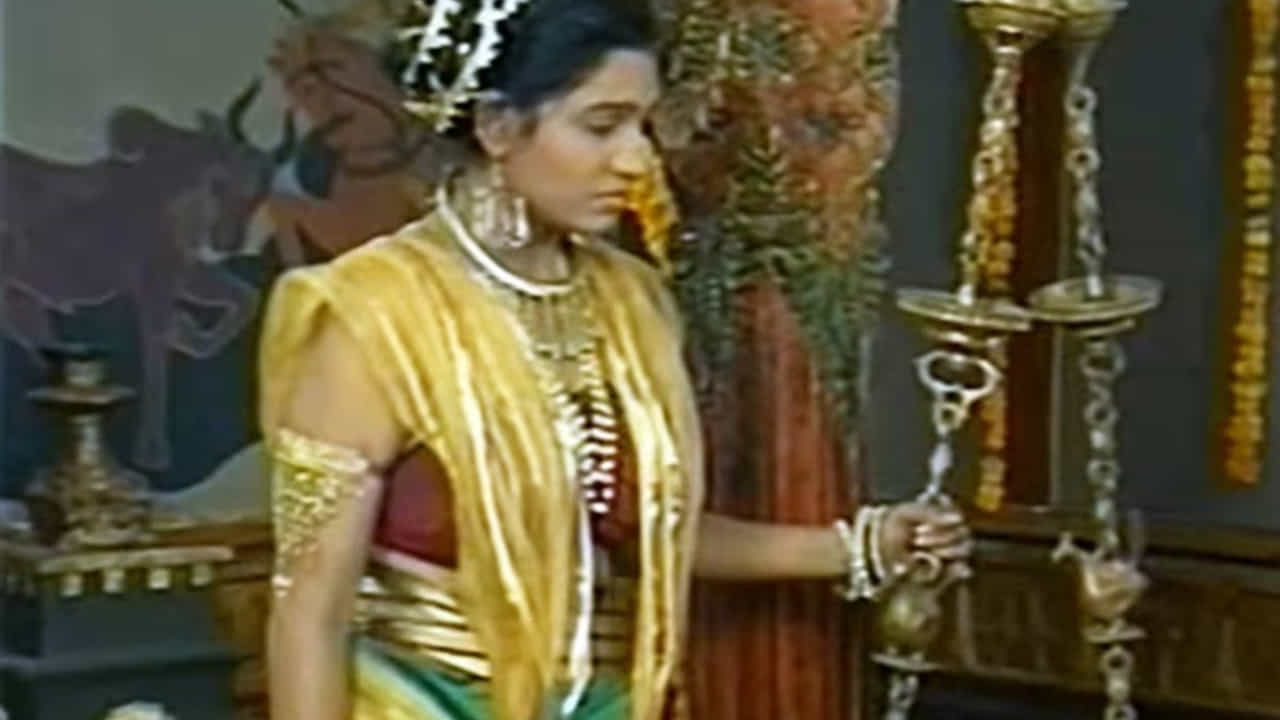80-90 च्या दशकात दूरदर्शनवर प्रसारित होणाऱ्या मालिकांनी भारतीय प्रेक्षकांच्या मनावर एक वेगळीच छाप सोडली होती. त्या काळात प्रत्येकाच्या घरी टीव्ही नव्हता पण ज्या घरात टीव्ही असे तिथे संपूर्ण कुटुंब एकत्र बसून कार्यक्रम पाहण्याची खास परंपरा होती.