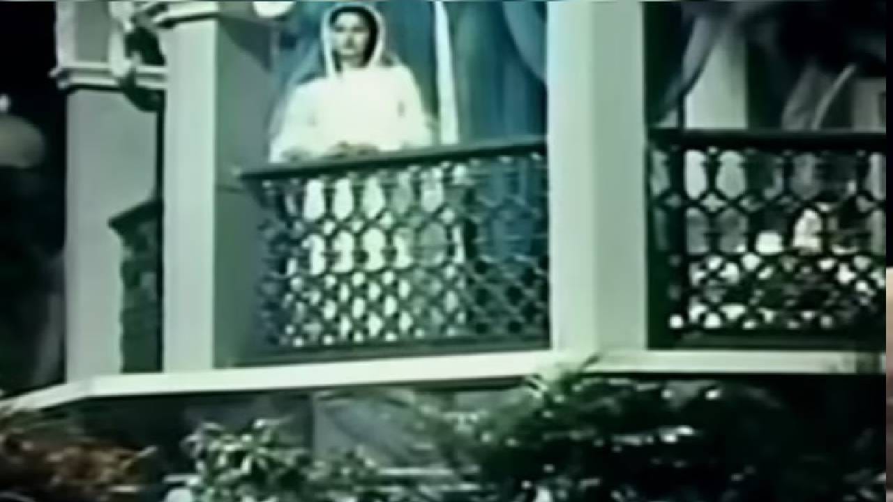 ‘चौदहवीं का चांद हो’ हे गाणे 1960 साली रिलीज झाले होते. मोहम्मद रफी साहेबांनी ते गायले होते आणि त्यांच्या आवाजाने या गाण्याला अमरत्व प्रदान केले. गाण्याच्या सुरुवातीपासूनच मनाला स्पर्श करणारी धून आहे जी ऐकताक्षणी रोमँसची अनुभूती देते. हे चित्रपटाचे टायटल साँग असल्याने प्रेक्षकांमध्ये लगेच लोकप्रिय झाले. रफी साहेबांची गायकी इतकी परिणामकारक होती की प्रत्येक शब्द मनापर्यंत पोहोचत असे. हे गाणे त्या काळातील संगीत प्रेमींचे आवडते बनले होते.