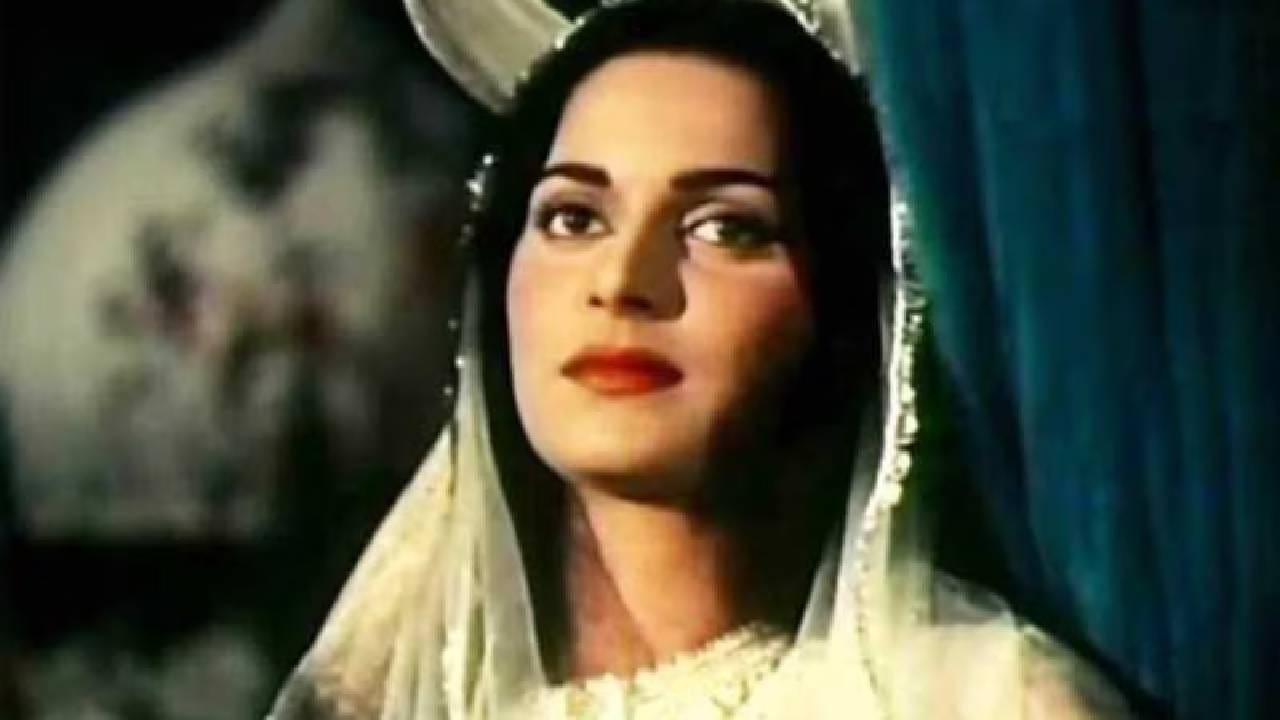 बॉलिवूडची काही गाणी इतकी रोमँटिक आहेत की ती ऐकताचक्षणी मन तरुण होऊन जाते. हे गाणे सुंदर क्षणांच्या आठवणींमध्ये हरवून जाण्यास मजबूर करतात. 66 वर्षांपूर्वी 1960 मध्ये असाच एक सिनेमा आला होता ‘चौदहवीं का चांद’. हे गाणे सदाबहार ठरले. चित्रपटाची कथा मन हेलावणारी होती आणि हे गाणे आजही आपली जादू कायम ठेवतो.