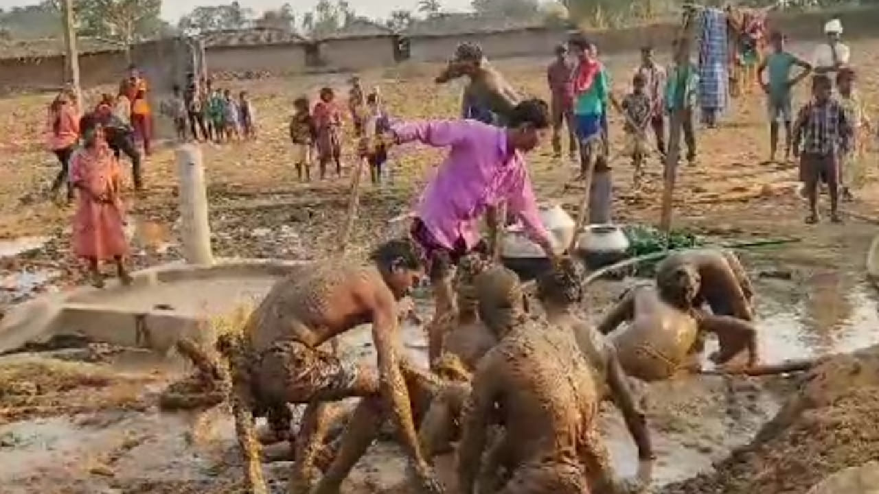 हटके लग्नसोहळा… इथे चिखलात लोळून पाहुण्यांचे केले जाते स्वागत, वर-वधूला काढावा लागतो प्राण्याचा आवाज