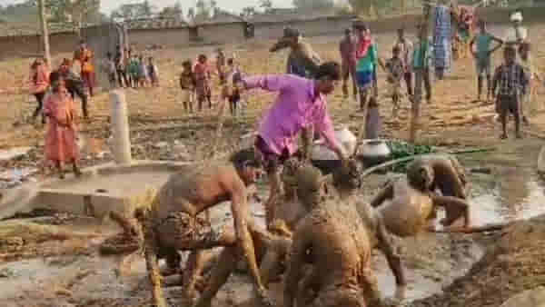 हटके लग्नसोहळा… इथे चिखलात लोळून पाहुण्यांचे केले जाते स्वागत, वर-वधूला काढावा लागतो प्राण्याचा आवाज