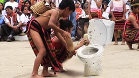 टॉयलेटची पूजा करतात या देशातील लोक? कारण वाचून बसेल धक्का.